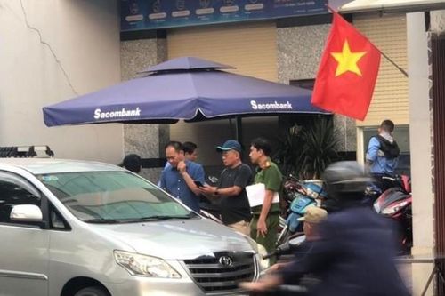Tạm giữ 2 đối tượng bịt mặt đe dọa nhân viên ngân hàng