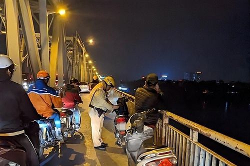 Tìm kiếm nam thanh niên nhảy cầu Chương Dương tự tử
