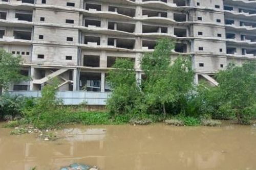 PMR Evergreen: Cột bê tông... trơ khung xấu xí ở phố nhà giàu