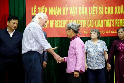 Vượt 13.000 km trao trả cuốn nhật ký cho gia đình liệt sĩ