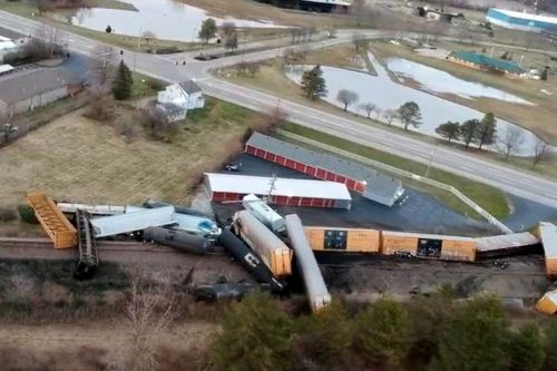Tàu hàng Mỹ trật bánh ở Ohio, 20 toa văng đè lên nhau