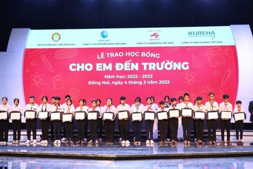 Đồng Nai: Trao 440 đồng học bổng tặng học sinh nghèo vượt khó