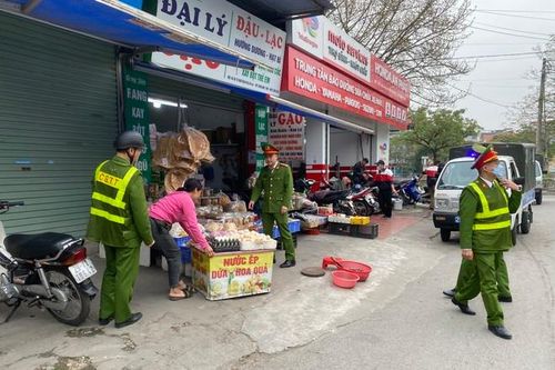 Mời gần 1.000 hộ kinh doanh mặt đường cùng ký cam kết chung sức giữ trật tự - văn minh đô thị