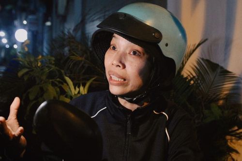 Khán giả vượt đường xa, ở qua đêm chờ tiễn đưa nghệ sĩ Vũ Linh