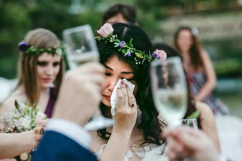 Cô dâu từ mặt bạn vì dám mặc váy trắng đến hôn lễ