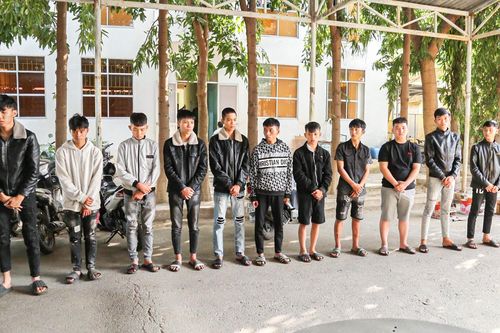 Phong 'bụi' bị truy bắt, gọi đàn em cầm hung khí trả thù