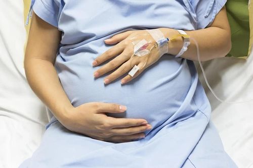Truyền 5 lít máu cứu sản phụ bị băng huyết ồ ạt