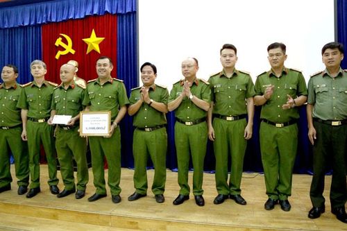 Khen thưởng Ban chuyên án bắt đối tượng tạt axít làm một người tử vong