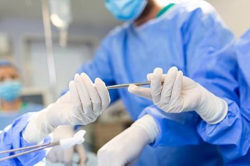 Hy hữu: Tay phanh đâm xuyên hốc mắt vào não bé gái sau tai nạn xe đạp