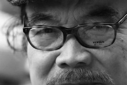 Cúi đầu trước một đa đoan