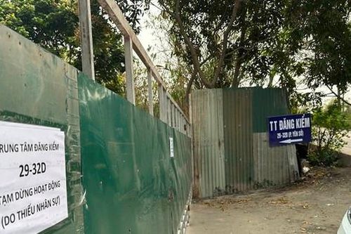 Trung tâm đăng kiểm Hà Nội tự treo biển dừng hoạt động
