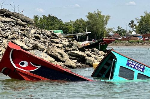 Tin mới vụ lật thuyền trên sông Đồng Nai khiến thai phụ tử vong