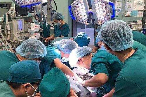 Bé gái 9 tuổi bị tay thắng xe đạp đâm thẳng hốc mắt, sàn sọ