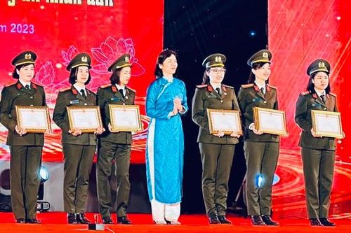 Trao giải 'Vũ điệu tháng Ba' và 'Tự hào người nữ chiến sĩ Công an nhân dân'