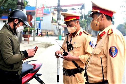 Không đi xe công vụ, CSGT có được dừng phương tiện để kiểm tra?