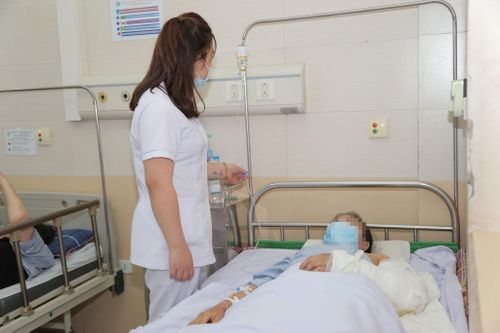 Người phụ nữ bị máy ép cuốn dập nát cánh tay