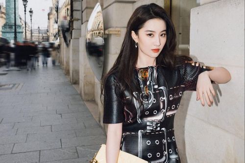 Lưu Diệc Phi được khen trẻ đẹp tại Tuần lễ thời trang Paris