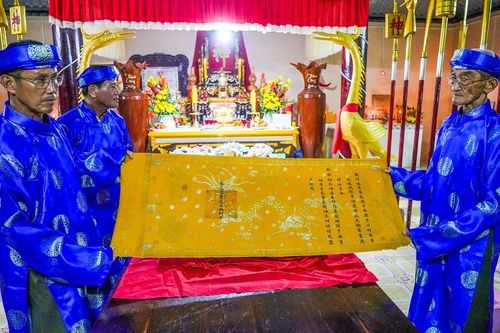 Sắc phong 106 năm tuổi của triều Nguyễn tại đình thần ở miền Tây