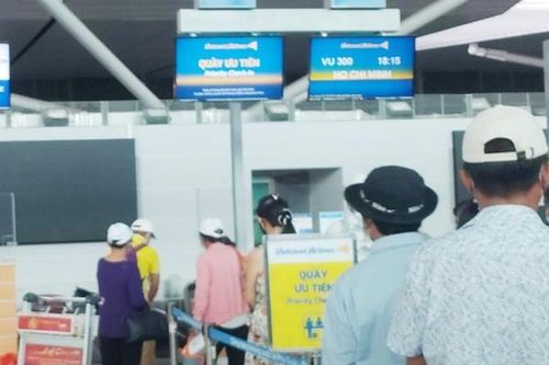Việt kiều Pháp lấy điện thoại của người khác để quên tại sân bay