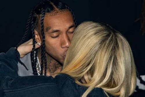 Avril Lavigne hôn rapper gốc Việt tại Paris