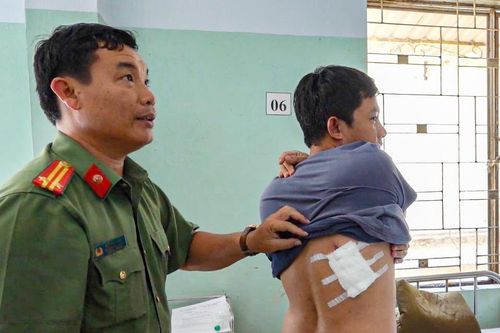Hai cảnh sát bị nghi phạm buôn bán ma túy tấn công