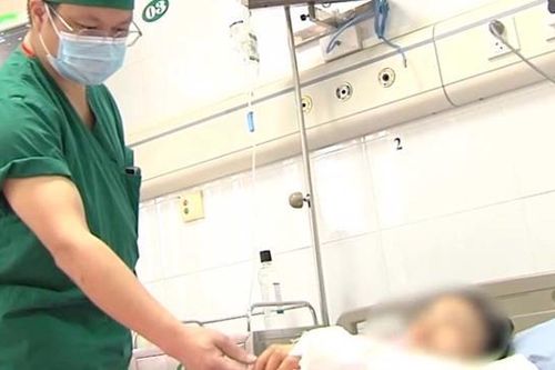 Nữ công nhân bị cuốn tay vào máy ép khi đang vệ sinh máy móc