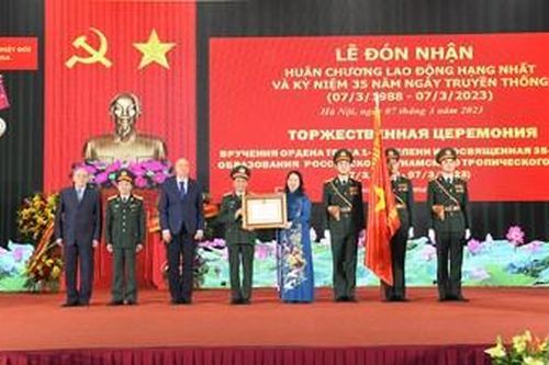 Trung tâm Nhiệt đới Việt - Nga đón nhận Huân chương Lao động hạng Nhất