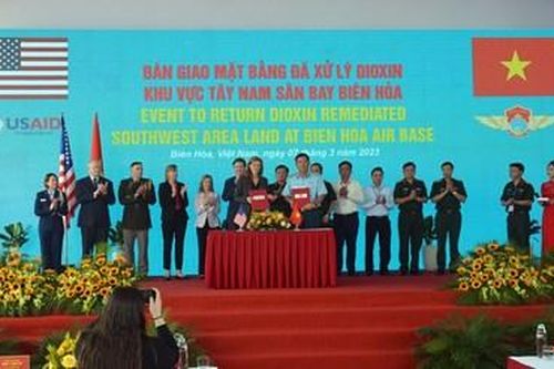 Bàn giao mặt bằng đã xử lý dioxin tại sân bay Biên Hòa