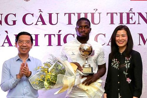 Rimario nhận giải Cầu thủ nước ngoài xuất sắc 2022
