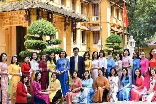 Ngày 8/3: Phụ nữ hãy biết 'tiếp thị' hình ảnh của chính mình