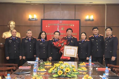 Trao Huy hiệu 30 năm tuổi Đảng tặng Vụ trưởng Vụ 2, VKSND tối cao