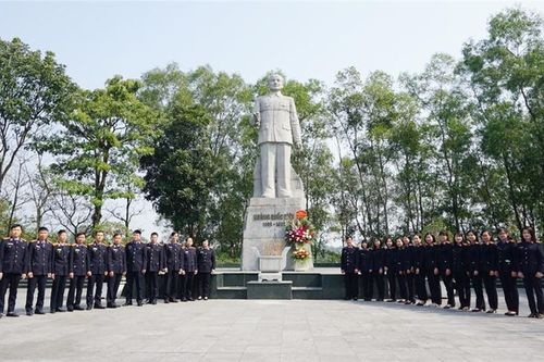 Thanh tra VKSND tối cao dâng hương tại Đài tưởng niệm đồng chí Hoàng Quốc Việt
