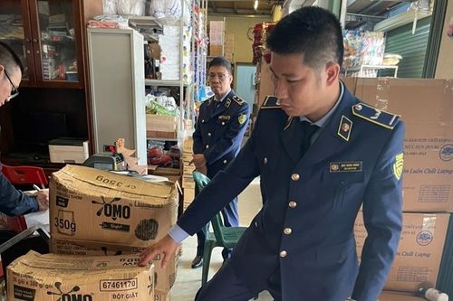 Thu giữ gần 1.200 sản phẩm kem đánh răng và bột giặt OMO nghi giả mạo nhãn hiệu