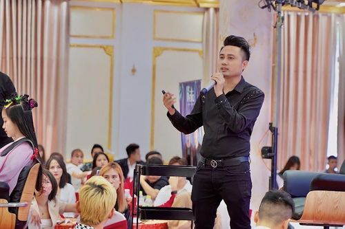 Chuyên gia ngành tóc Định HongKong chia sẻ từ tâm cùng hàng nghìn người đam mê ngành tóc