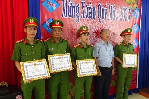 Bắt đối tượng lắp ráp vũ khí, Công an huyện Tri Tôn được khen thưởng đột xuất