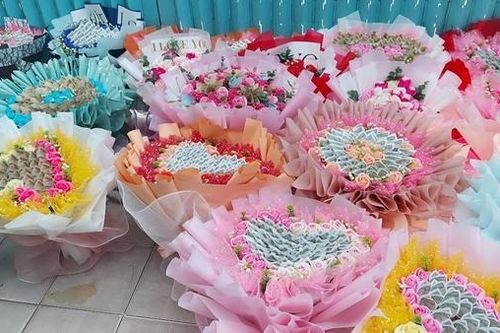 Kiểm tra các cơ sở bán hoa cuốn từ tiền thật