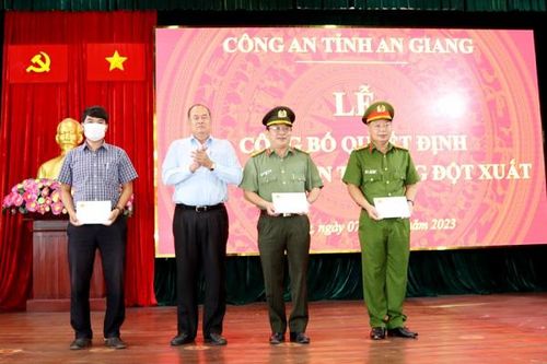 Khen thưởng tập thể, cá nhân tham gia khám phá vụ vận chuyển 18,6 kg ma túy