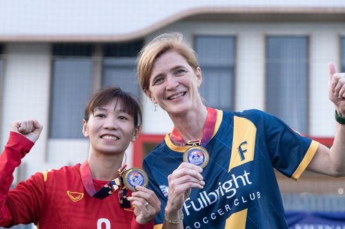 Tổng giám đốc USAID đá bóng với ngôi sao tuyển nữ Việt Nam dịp 8/3