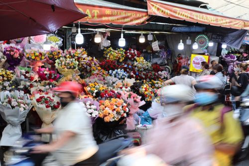 Chen chân ở chợ hoa lớn nhất TP.HCM dịp 8/3