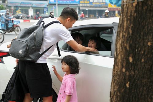 Bùi Tiến Dũng bịn rịn bên con khi hội quân tuyển Việt Nam