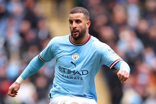 Kyle Walker say xỉn, hôn cô gái lạ trong quán bar