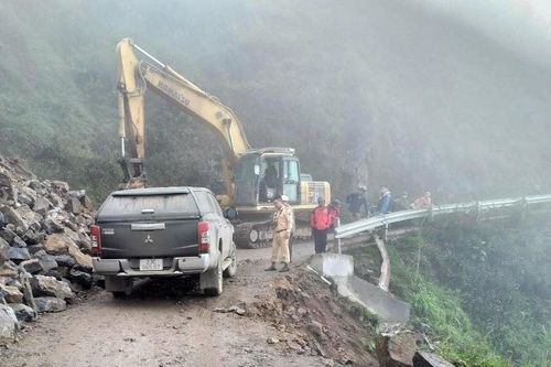 Xe tải chở ván lao xuống đèo Mã Pì Lèng, tài xế tử vong