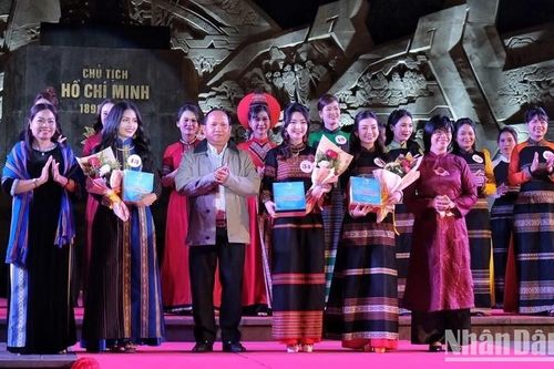 Tôn vinh áo dài phụ nữ Việt Nam gắn với sắc màu thổ cẩm các dân tộc Tây Nguyên