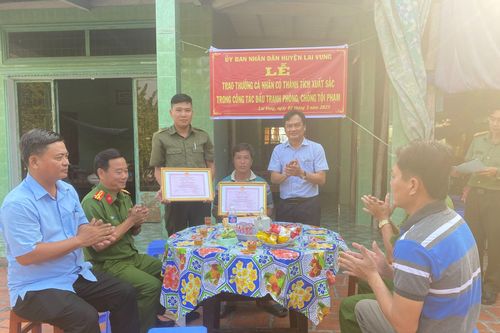 Khen thưởng hai công an viên xuất sắc phòng, chống tội phạm