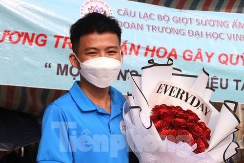 Nhiều đoàn viên bán hoa dịp 8/3 gây quỹ vì người nghèo