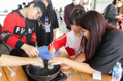 Bàn tay lửa, lốc trong lồng kính... thu hút sự chú ý của bạn trẻ yêu khoa học