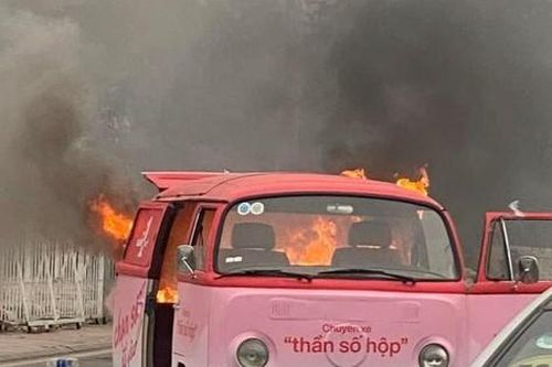 Ô tô bốc cháy ngùn ngụt trước quảng trường sân Mỹ Đình