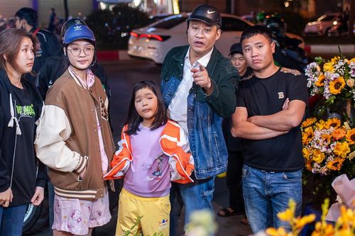 Tấp nập mua hoa tặng người thương ngày 8/3