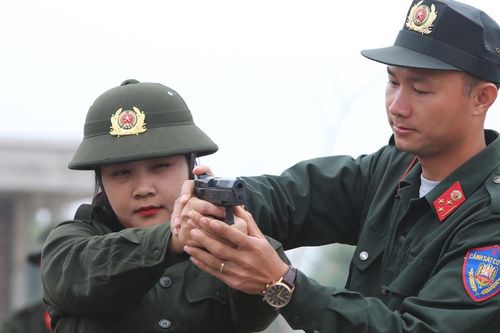 Nữ tân binh cảnh sát cơ động ở 'lò luyện thép'