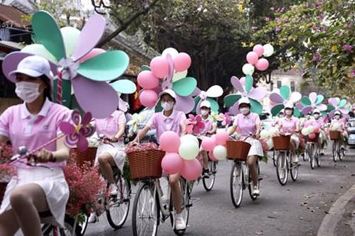 Roadshow 'chở cả tuổi thơ' gây thương nhớ khắp phố phường Hà Nội